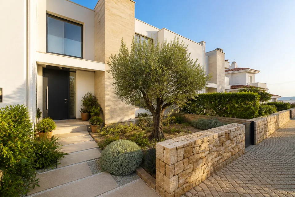 Moradia contemporânea com jardim e oliveira em Oeiras