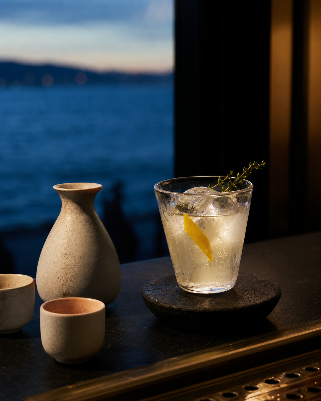 Sake, vinho e cocktails com o horizonte por perto.