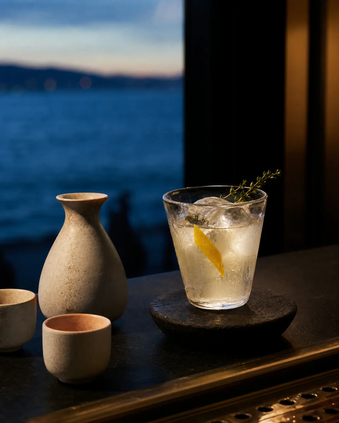 Sake, vinho e cocktails com o horizonte por perto.
