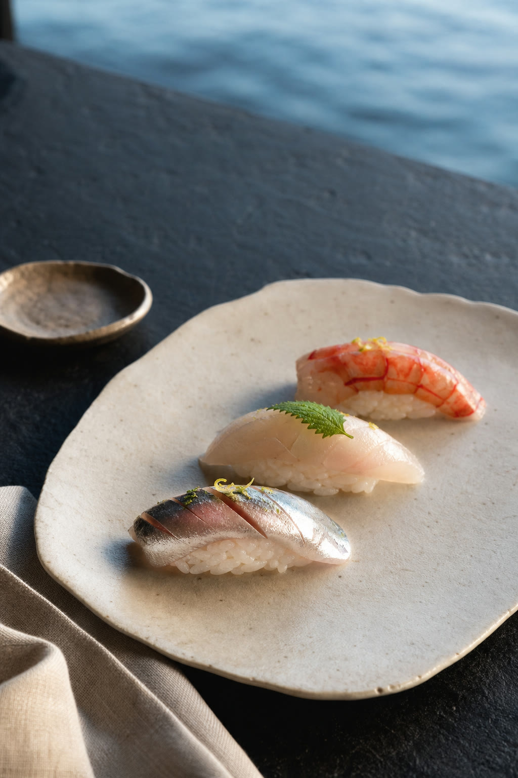 Carapau, ponzu de limão e shiso.